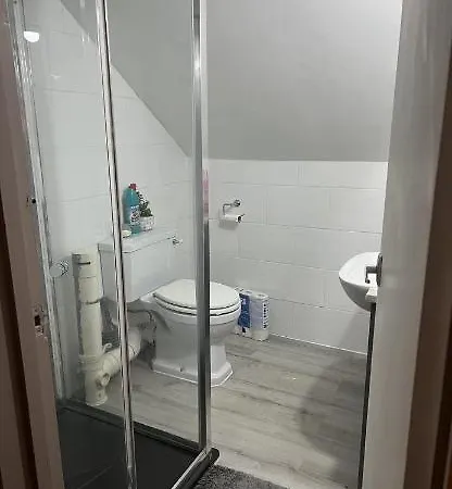 I Bedroom Flat On A Gated Farm In Tadworth *