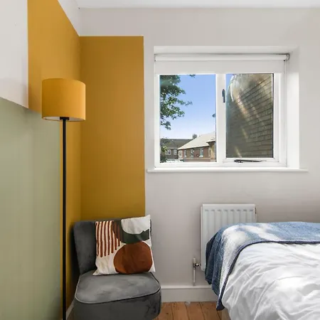 Onsitestays - Early Check In August - Modern 3 Bed House, 2 X Parking, Garden, Wifi & Dishwasher Apartment