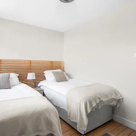 Apartment Onsitestays - Early Check In August - Modern 3 Bed House, 2 X Parking, Garden, Wifi & Dishwasher *