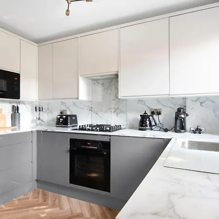 Onsitestays - Early Check In August - Modern 3 Bed House, 2 X Parking, Garden, Wifi & Dishwasher