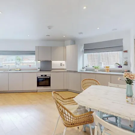 Modern And Spacious 4 Bed House In The Centre