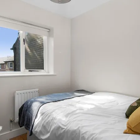 Onsitestays - Early Check In August - Modern 3 Bed House, 2 X Parking, Garden, Wifi & Dishwasher