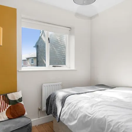 Onsitestays - Early Check In August - Modern 3 Bed House, 2 X Parking, Garden, Wifi & Dishwasher * Bromley