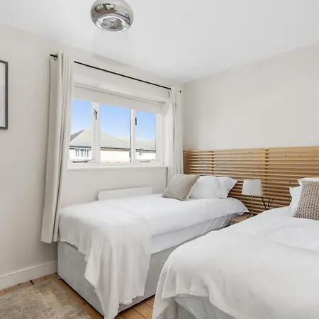 Onsitestays - Early Check In August - Modern 3 Bed House, 2 X Parking, Garden, Wifi & Dishwasher Apartment *