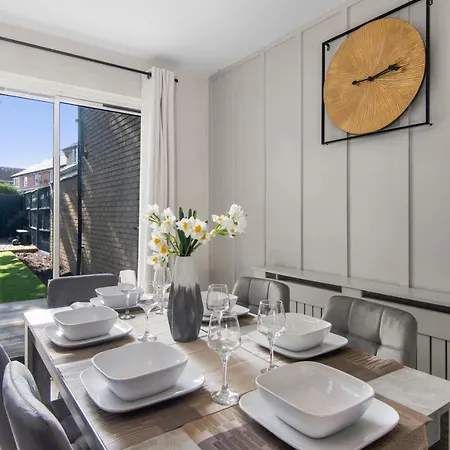 Onsitestays - Early Check In August - Modern 3 Bed House, 2 X Parking, Garden, Wifi & Dishwasher Apartment