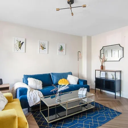 Apartment Onsitestays - Early Check In August - Modern 3 Bed House, 2 X Parking, Garden, Wifi & Dishwasher *