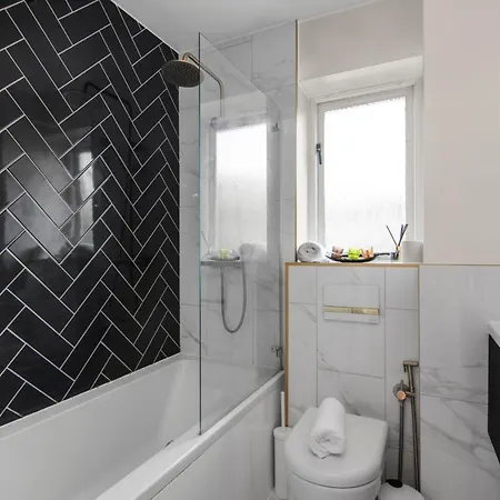 Onsitestays - Early Check In August - Modern 3 Bed House, 2 X Parking, Garden, Wifi & Dishwasher *