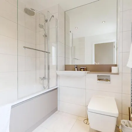 Modern And Spacious 4 Bed House In The Centre London