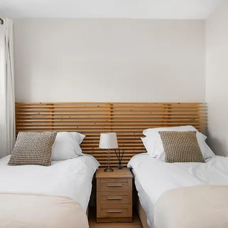 Onsitestays - Early Check In August - Modern 3 Bed House, 2 X Parking, Garden, Wifi & Dishwasher *