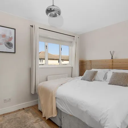Onsitestays - Early Check In August - Modern 3 Bed House, 2 X Parking, Garden, Wifi & Dishwasher Apartment