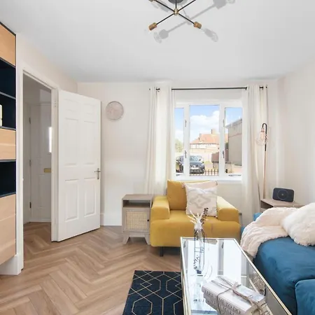 Onsitestays - Early Check In August - Modern 3 Bed House, 2 X Parking, Garden, Wifi & Dishwasher Apartment