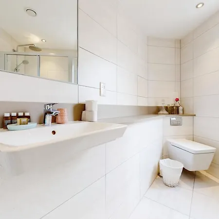 Modern And Spacious 4 Bed House In The Centre London