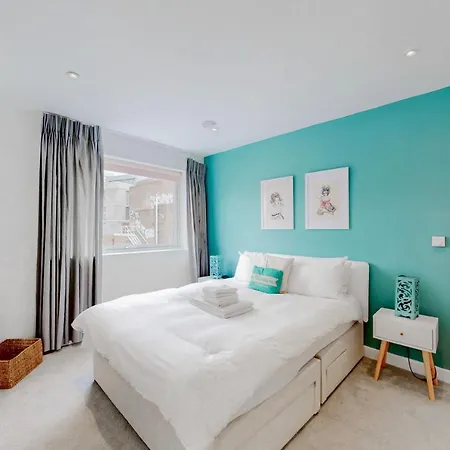 Modern And Spacious 4 Bed House In The Centre Holiday home London
