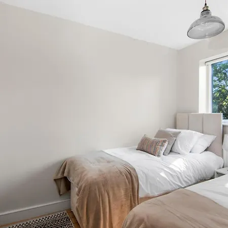 Onsitestays - Early Check In August - Modern 3 Bed House, 2 X Parking, Garden, Wifi & Dishwasher Apartment