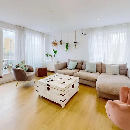 Modern And Spacious 4 Bed House In The Centre Holiday home *