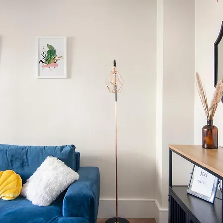 Apartment Onsitestays - Early Check In August - Modern 3 Bed House, 2 X Parking, Garden, Wifi & Dishwasher Bromley
