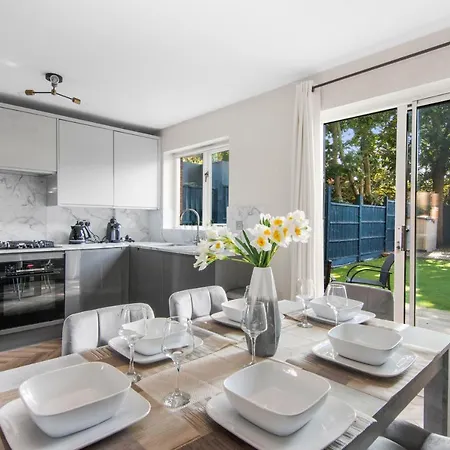 Onsitestays - Early Check In August - Modern 3 Bed House, 2 X Parking, Garden, Wifi & Dishwasher *