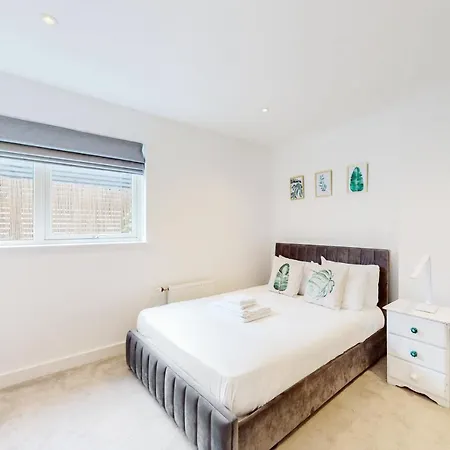 Modern And Spacious 4 Bed House In The Centre Holiday home