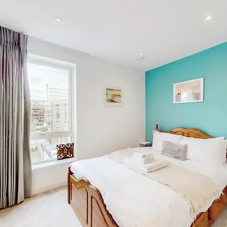 Modern And Spacious 4 Bed House In The Centre *