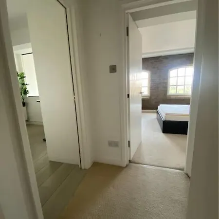 Apartment Luxury Artistic 2 Bedroom W/balcony-great Location London