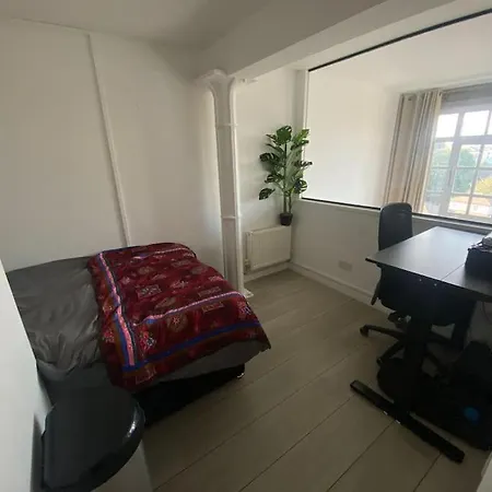 Apartment Luxury Artistic 2 Bedroom W/balcony-great Location London