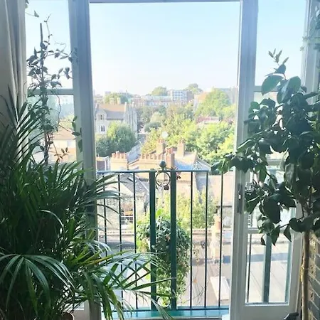 Luxury Artistic 2 Bedroom W/balcony-great Location Apartment London