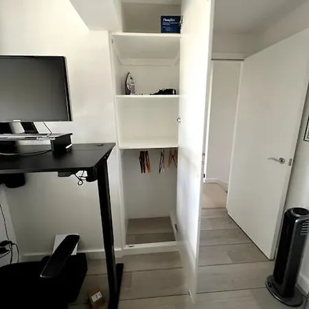 Luxury Artistic 2 Bedroom W/balcony-great Location