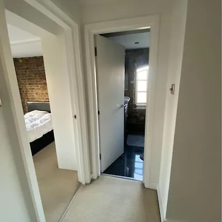 Apartment Luxury Artistic 2 Bedroom W/balcony-great Location *