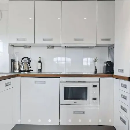 Luxury Artistic 2 Bedroom W/balcony-great Location