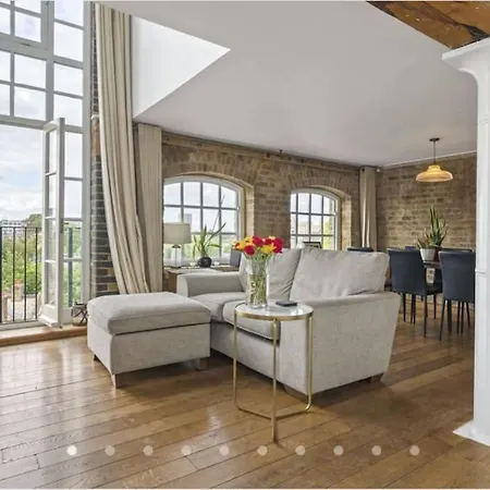 Apartment Luxury Artistic 2 Bedroom W/balcony-great Location