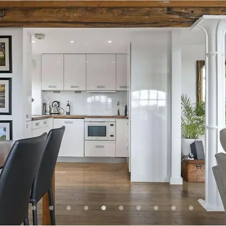 Luxury Artistic 2 Bedroom W/balcony-great Location London