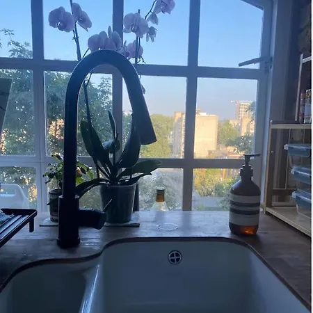 Luxury Artistic 2 Bedroom W/balcony-great Location Apartment *