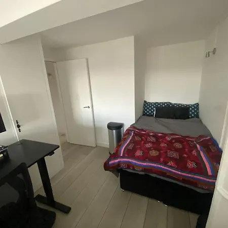 Luxury Artistic 2 Bedroom W/balcony-great Location London