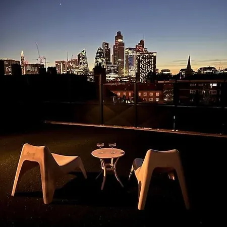 Luxury Artistic 2 Bedroom W/balcony-great Location
