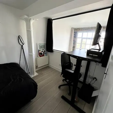 Luxury Artistic 2 Bedroom W/balcony-great Location Apartment *