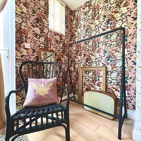Artsy House In Southeast *