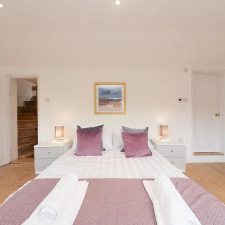 Pass The Keys Fabulous House Richmond Hébergement de vacances *