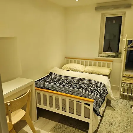 Homestay Transom Close London