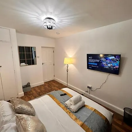 Luxury In Prime Location Apartment *