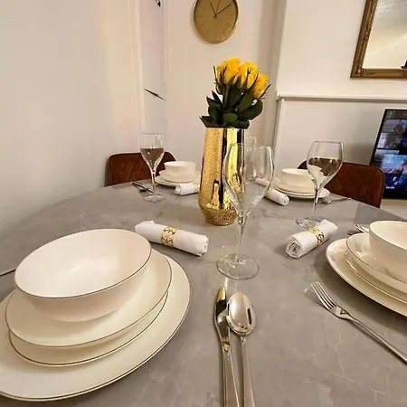 Luxury In Prime Location *