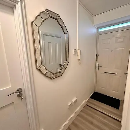 Luxury In Prime Location Apartment *