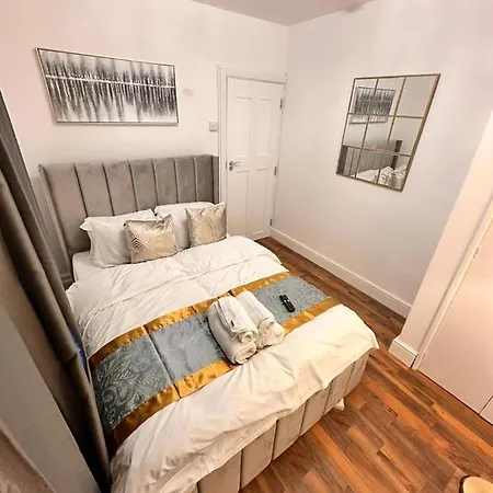Luxury In Prime Location Apartment *