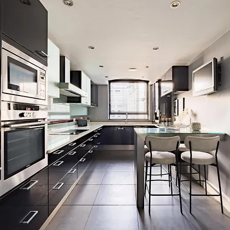 The River Thames View - Stunning 2bdr Flat With Study + Balcony Apartment London