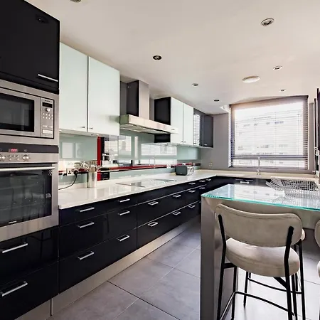 The River Thames View - Stunning 2bdr Flat With Study + Balcony Apartment London