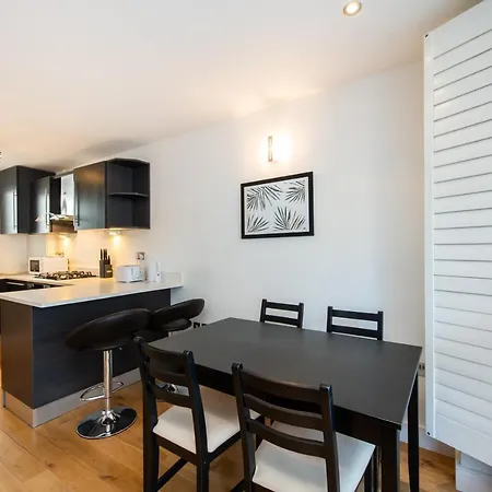 2 Bed Flat In Clapham Common *