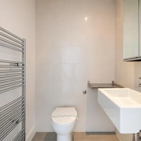 2 Bed Flat In Clapham Common Apartment London