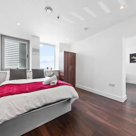 2 Bedroom Flat In Bp65 Apartment *