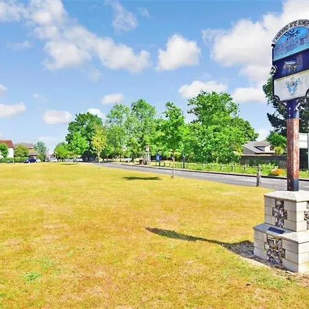 Cozy Flat Near Bedfords Park *