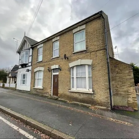 Cozy Flat Near Bedfords Park * Havering