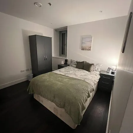 2 Bedroom Flat In Bp65 *